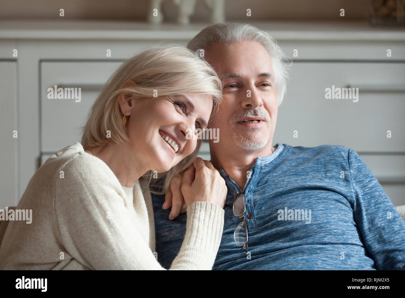 Schöne alte Ehegatten Ausgabe Zeit zusammen Fernsehen Stockfoto