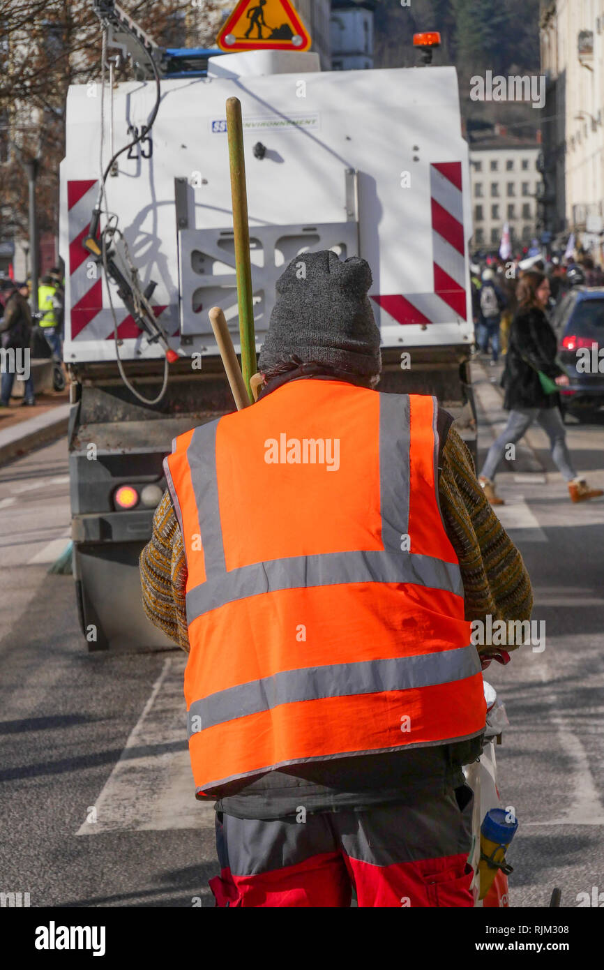 Städtische Angestellte sauber bis die Straße nach einer Demo, Lyon, Frankreich Stockfoto