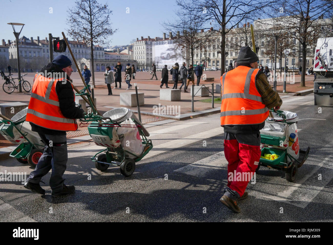 Städtische Angestellte sauber bis die Straße nach einer Demo, Lyon, Frankreich Stockfoto