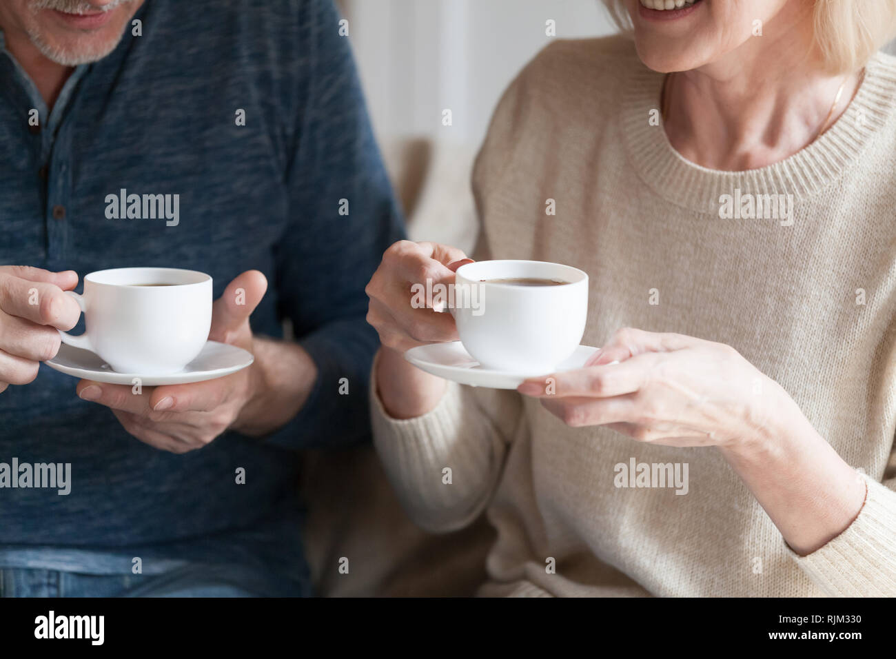 Zugeschnittenes Bild ältere Ehepartner holding Tassen für Tee Stockfoto