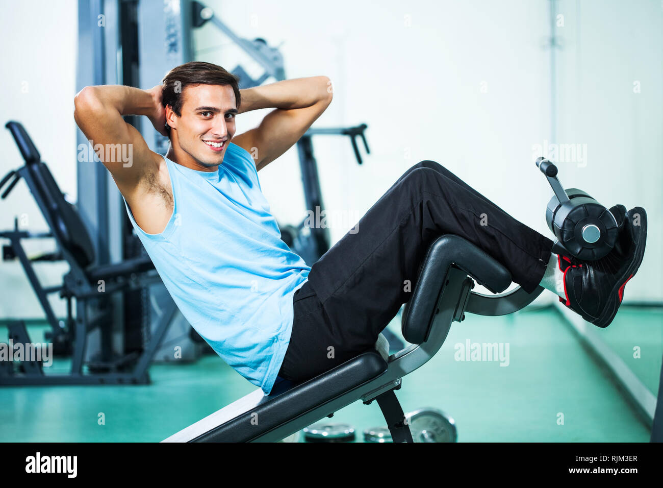 Der Mensch in der Turnhalle tun ups sitzen Ausübung Stockfoto