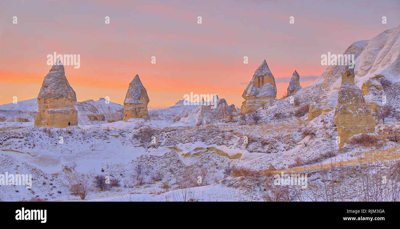 Sonnenaufgang auf dem Felsen in Kappadokien (Tal der Tauben) nach einem hellen Schnee fallen. Alles abgedeckt, in reinem Weiß Schnee unter am frühen Morgen lig Stockfoto