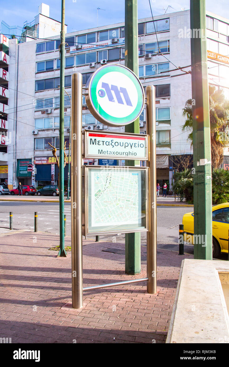 Ein Zeichen kennzeichnet den Eingang zur U-Bahnstation Metaxourgeio in Athen, Griechenland Stockfoto