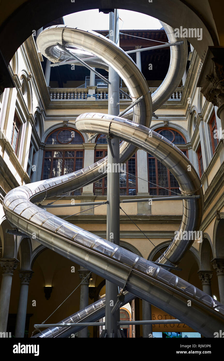 In Florenz das Experiment durch die deutschen Künstler Carsten Hölleris zwei riesige Spirale Folien die Installation erforscht die emotionale Verbindung zwischen Menschen und Stockfoto