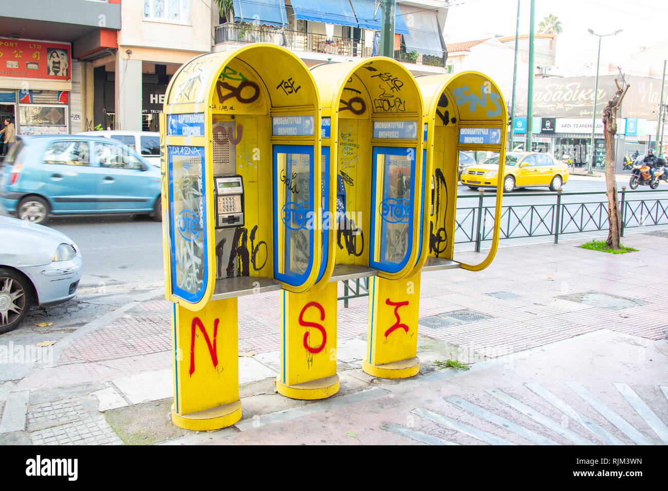 Drei öffentliche Telefone in Graffiti an einer Wohnstraße in Athen, Griechenland abgedeckt Stockfoto