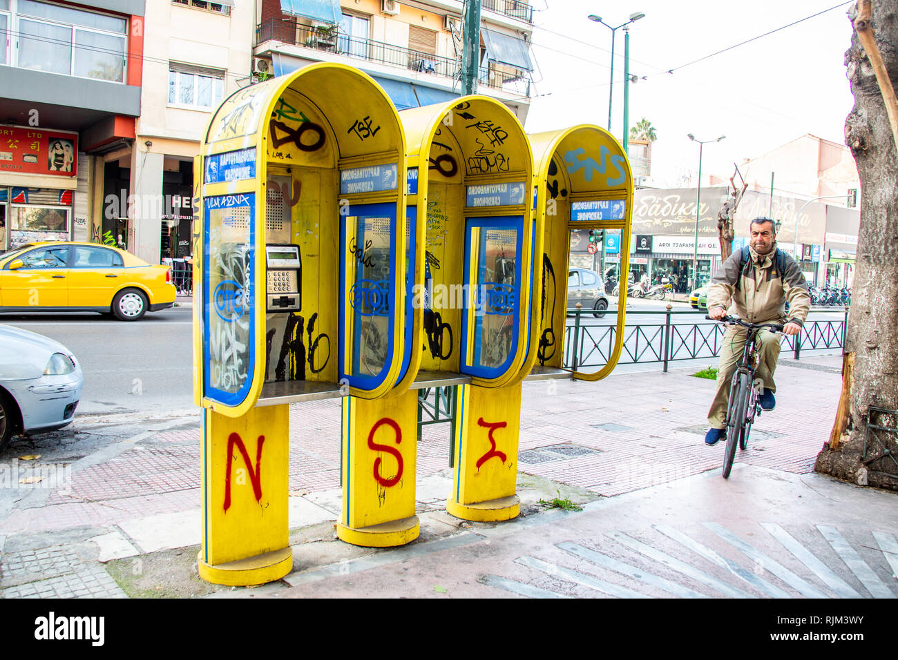 Drei öffentliche Telefone in Graffiti an einer Wohnstraße in Athen, Griechenland abgedeckt Stockfoto