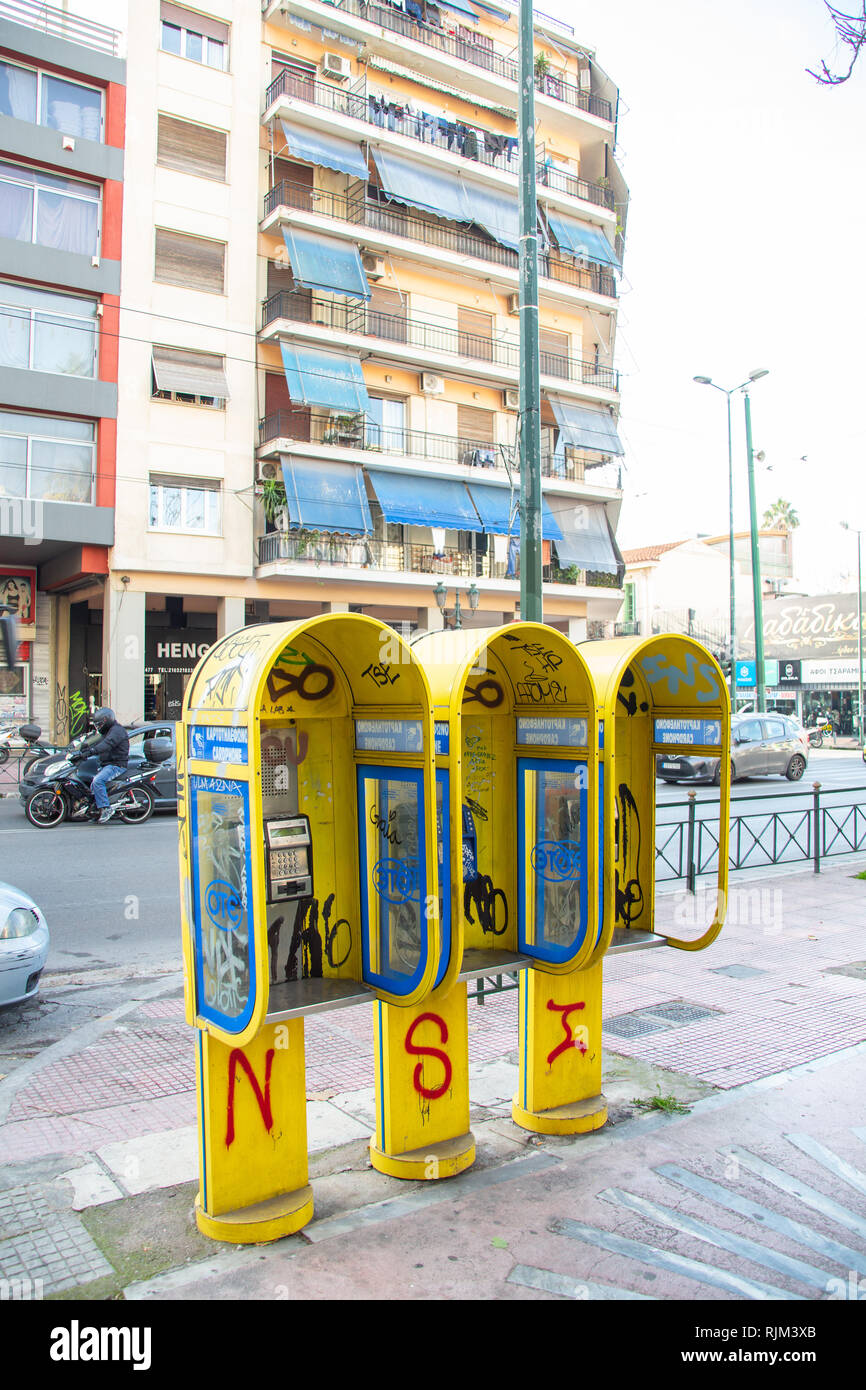 Drei öffentliche Telefone in Graffiti an einer Wohnstraße in Athen, Griechenland abgedeckt Stockfoto