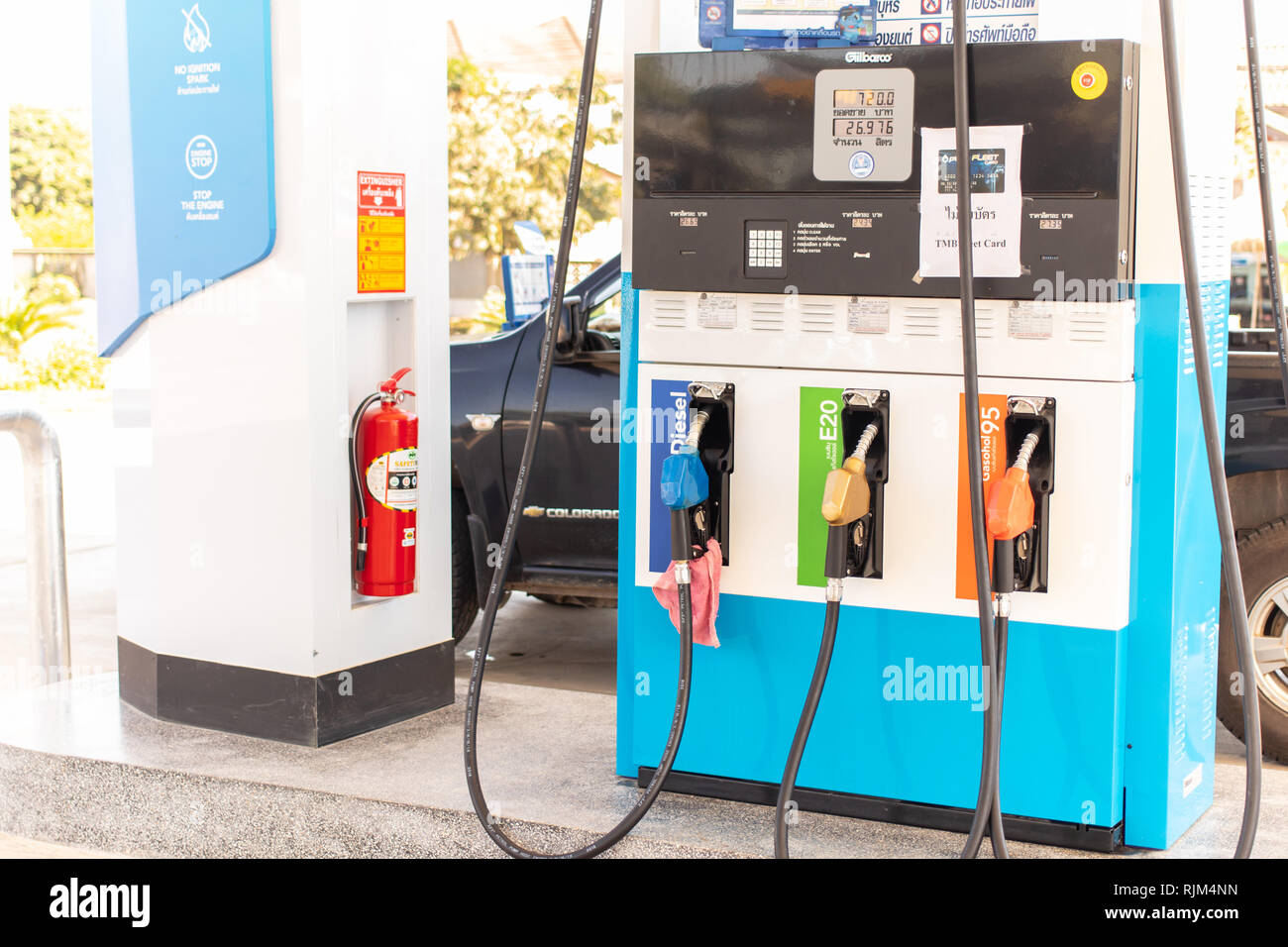 Lampang, Tankstelle, Lampang, Thailand - Februar 5, 2019: Kraftstoff Öl Spender in einer Tankstelle. Zapfpistole an der Tankstelle. Stockfoto