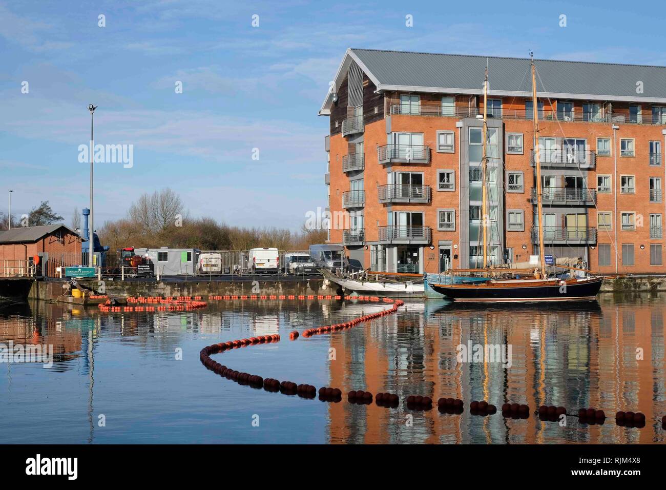 Baggerarbeiten im Becken von Gloucester Docks auf der Gloucester und Schärfe Canal Stockfoto