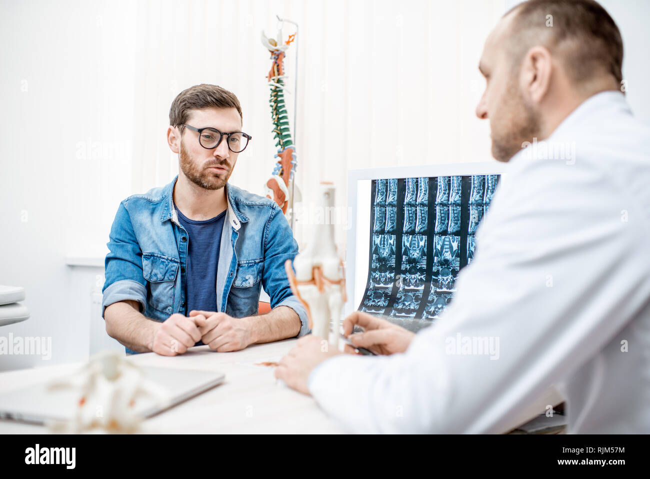 Mann mit den traurigen Emotionen während der medizinischen Beratung an der Therapeut Büro Stockfoto