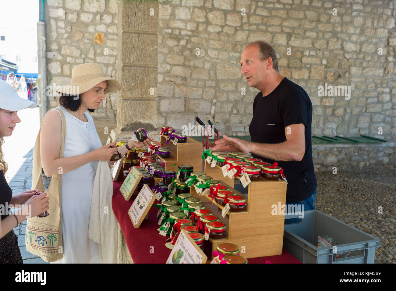 Marktstand Verkäufer in der Stadt Cres auf der Insel Cres, Kroatien. Stockfoto