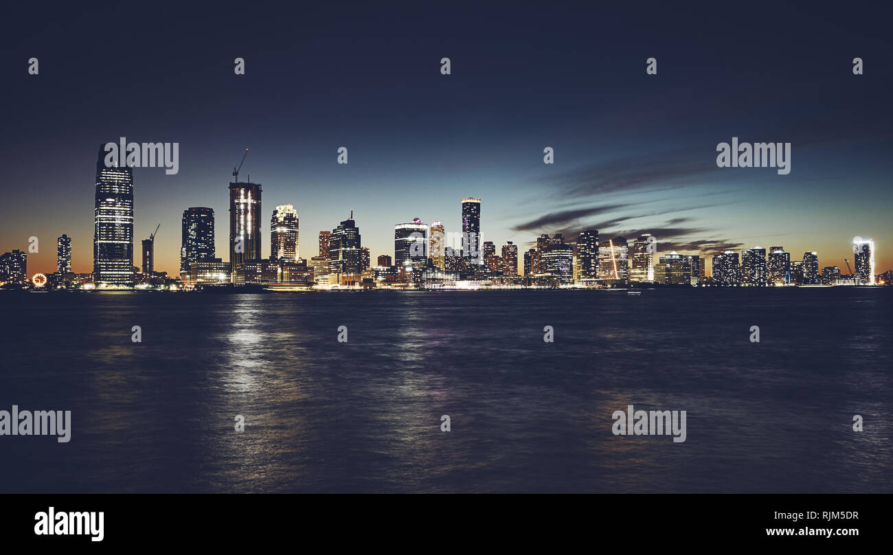 Jersey City Skyline bei Nacht, Farbe Tonen angewendet, USA. Stockfoto