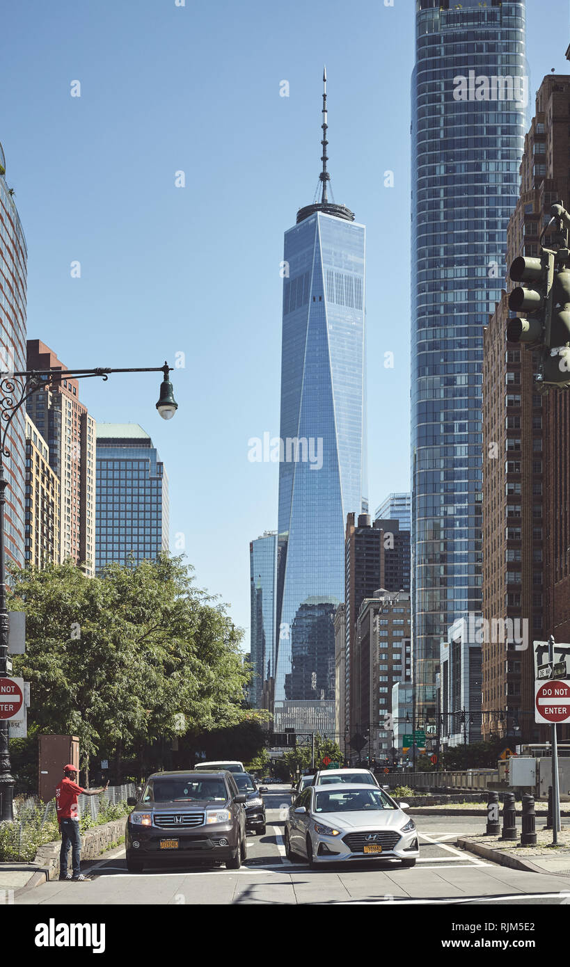 New York, USA - Juli 08, 2018: Die belebte Straße in der Innenstadt von New York mit Freedom Tower im Hintergrund. Stockfoto