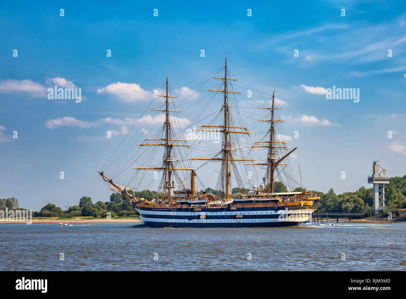 Ein drei-master Segelschiff Fahrten auf der Elbe Stockfoto