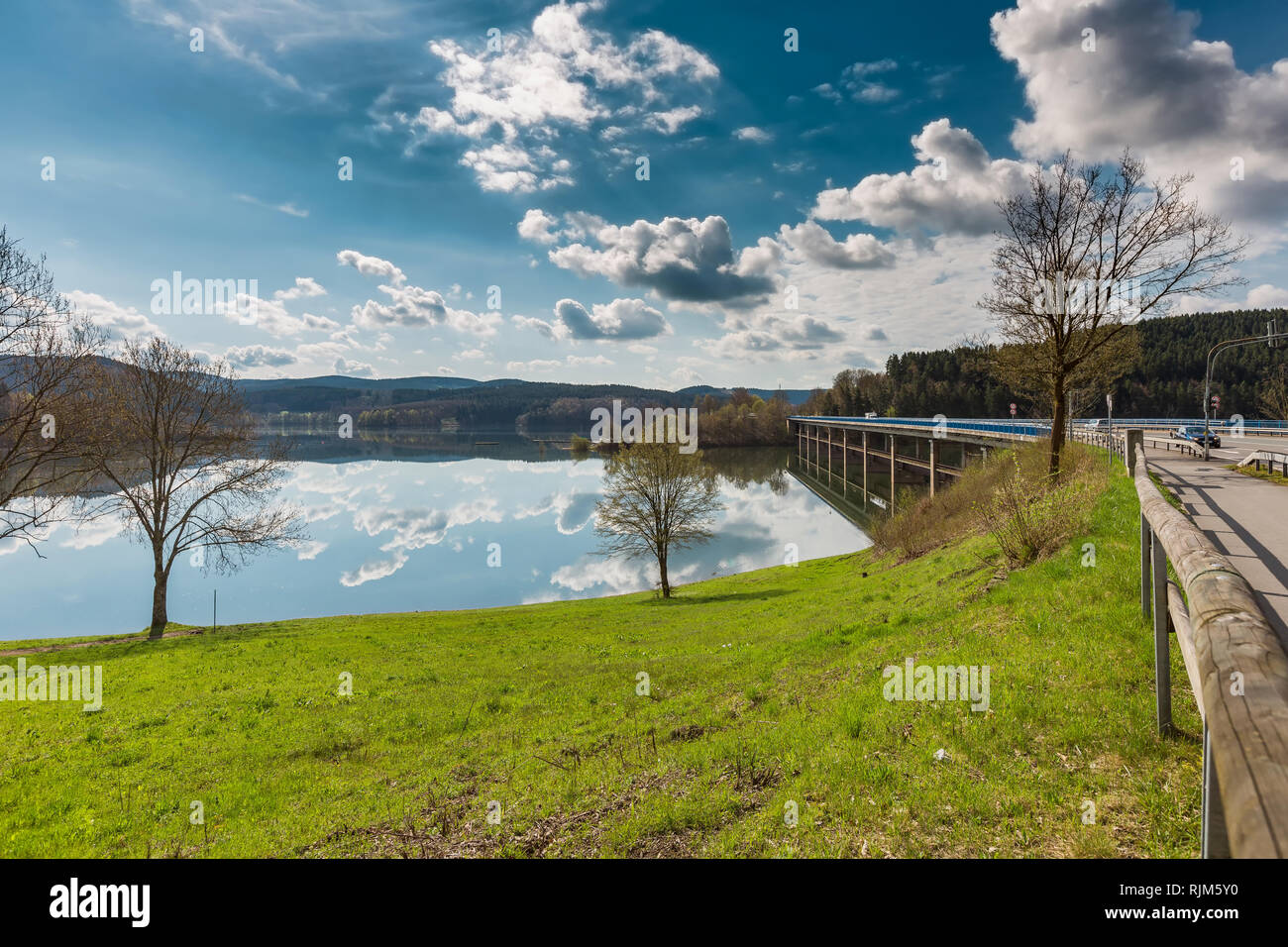 Straße und Brücke über den Biggesee im Frühjahr Stockfoto