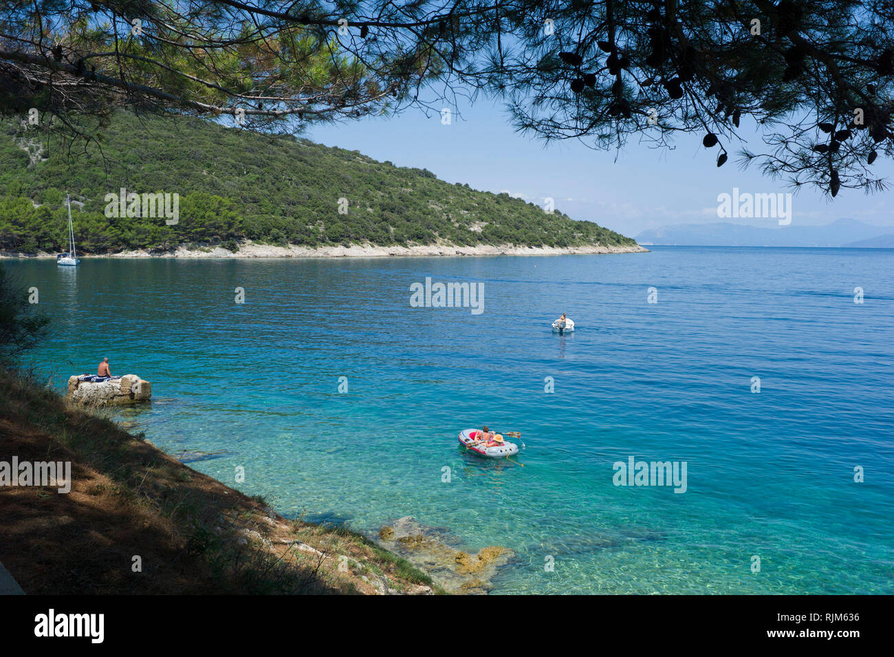 Das klare blaue Wasser an einem der Strände in Cres, Cres Kroatien Stockfoto