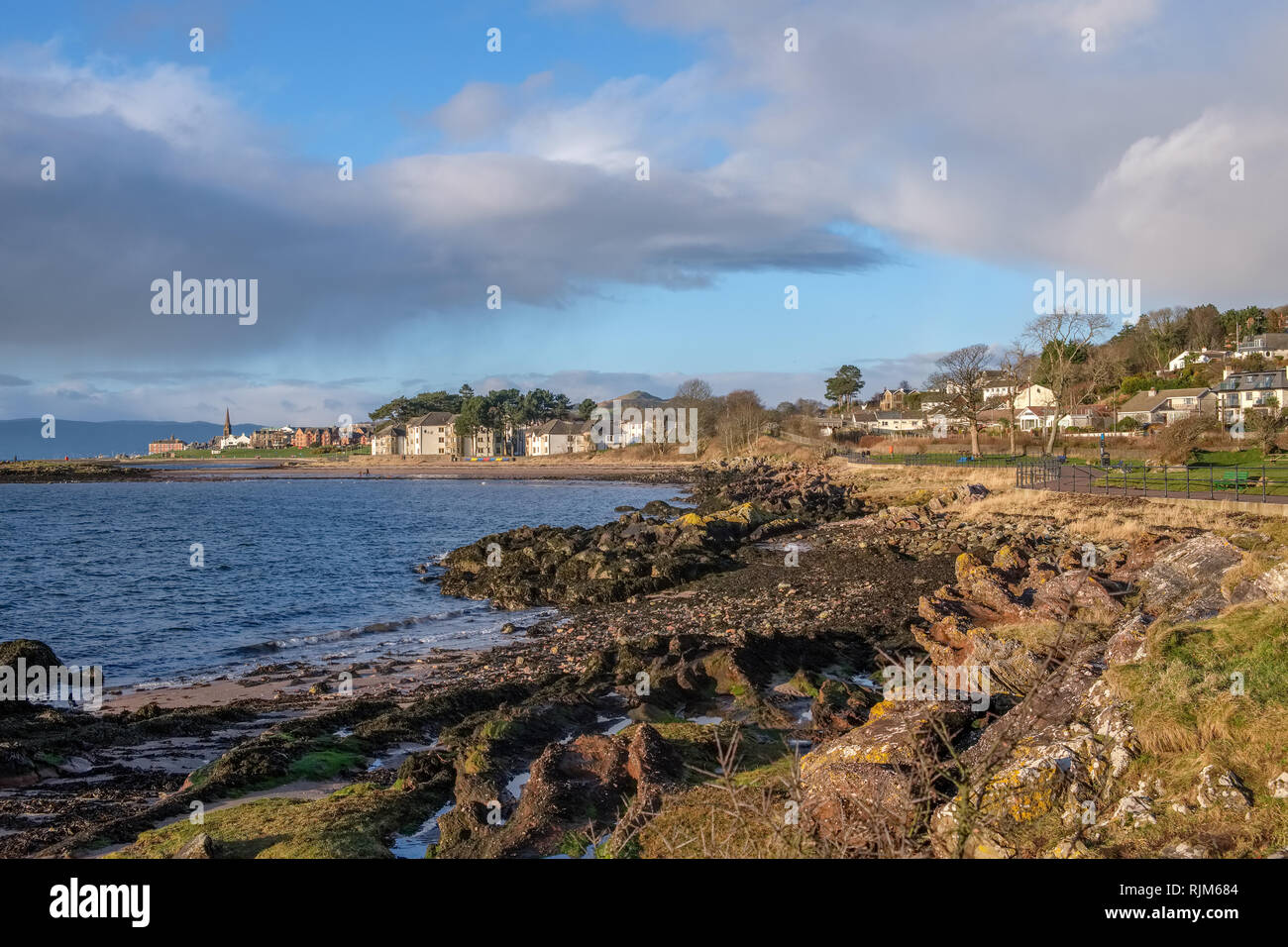 Die Stadt von Largs auf den Firth of Clyde an der Westküste von Schottland. Auf der Suche nach Flechten bedeckten felsigen Küste in der Nähe von Largs. Eine gute Stockfoto