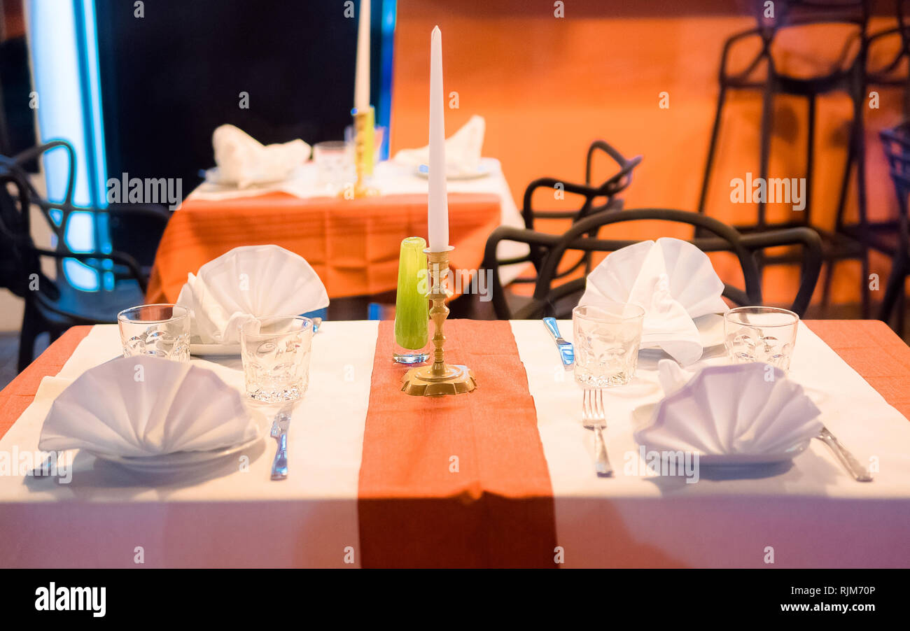 Close up Elegante Tabletop Design für zwei Personen in ein teures Restaurant Stockfoto