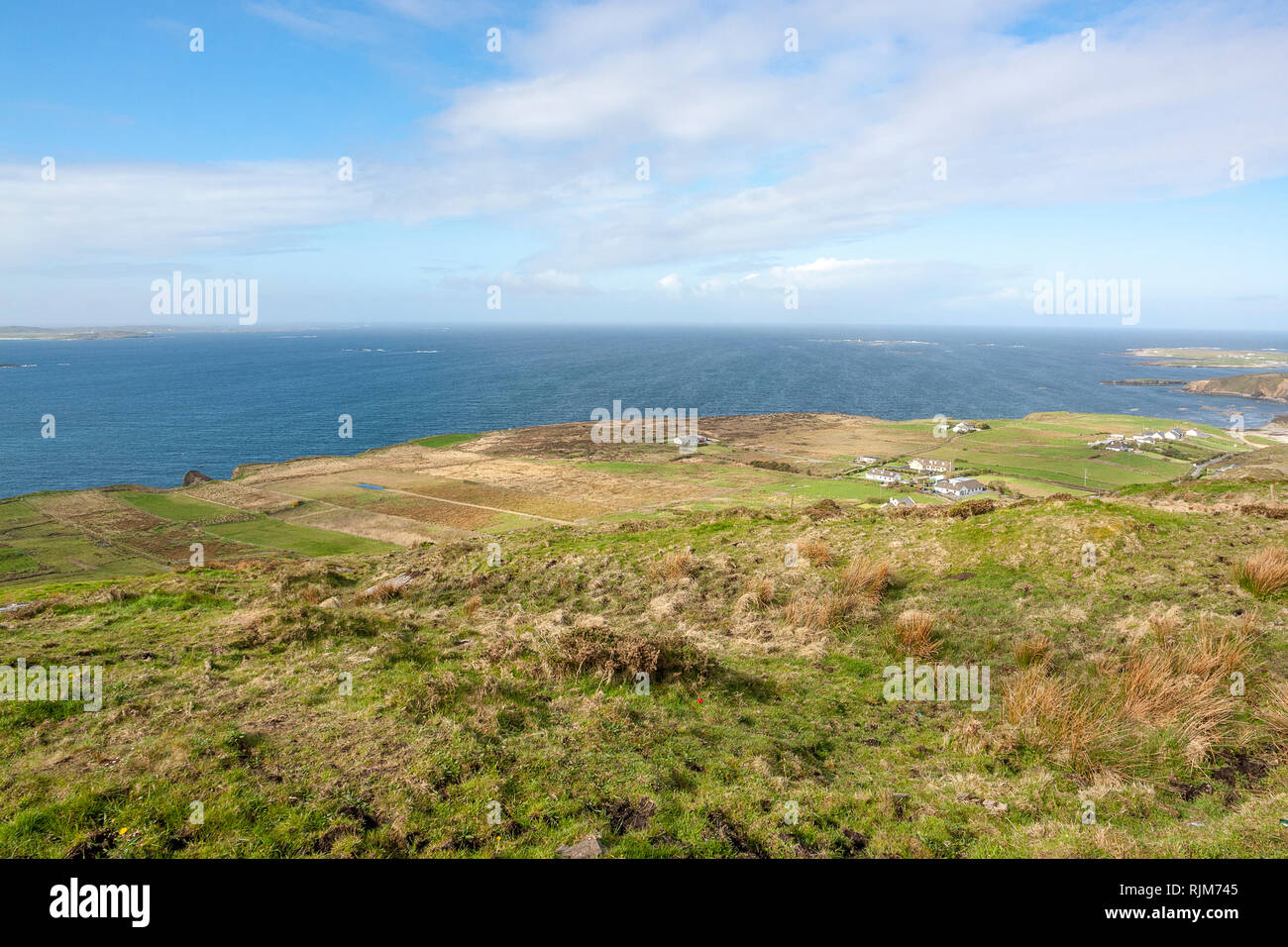 Idyllische Küstenlandschaft rund um Sky Road in Connemara, einer Region im Westen von Irland Stockfoto