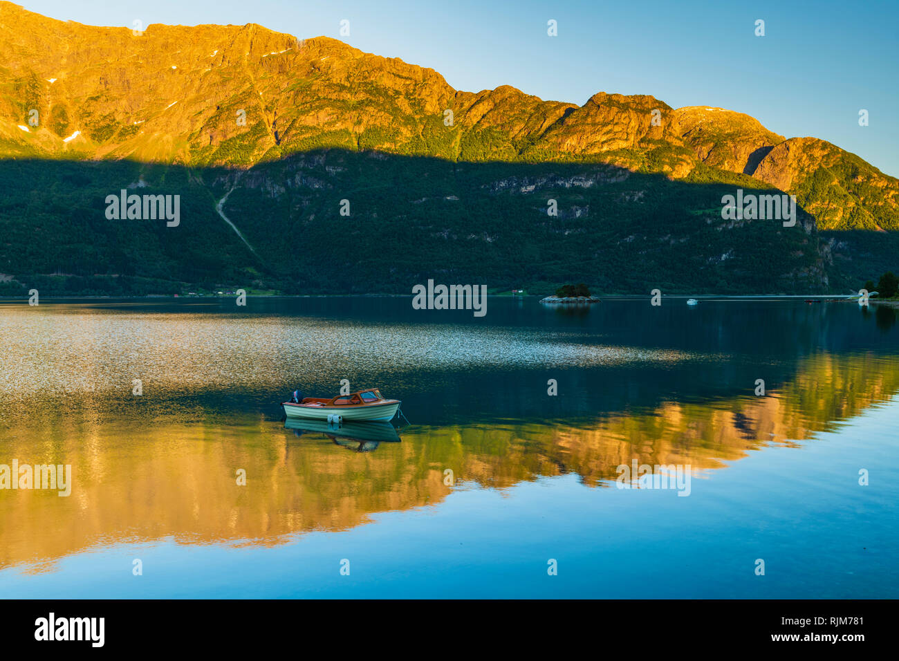 Einzelne Boot schwimmend auf friedlichen Fjord, Gebirge in Wasser, Lusterfjord, Norwegen, Europa Stockfoto