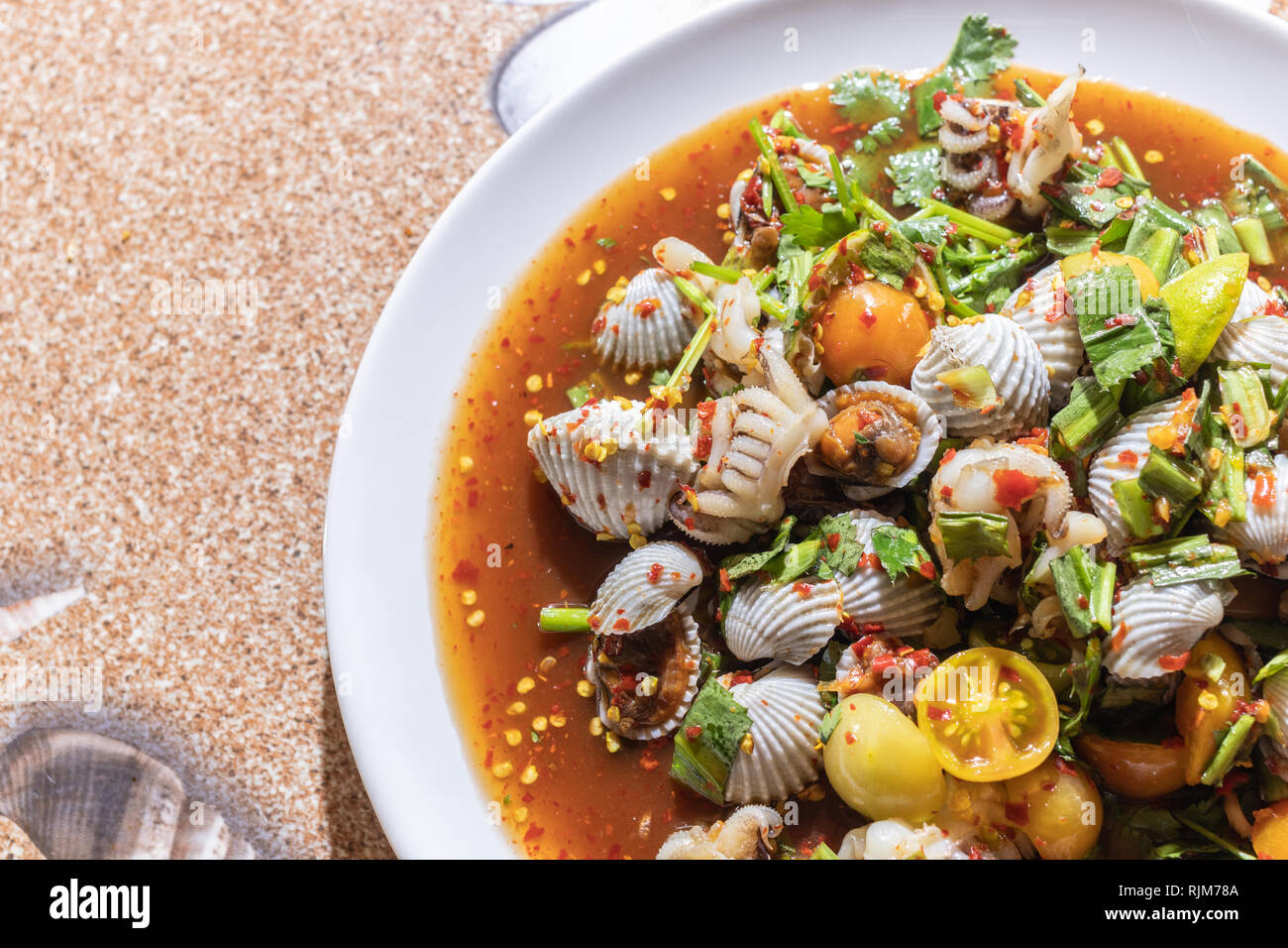 Som-Tum, Papaya Salat Meeresfrüchte Blut Herzmuscheln und Tintenfisch. Stockfoto