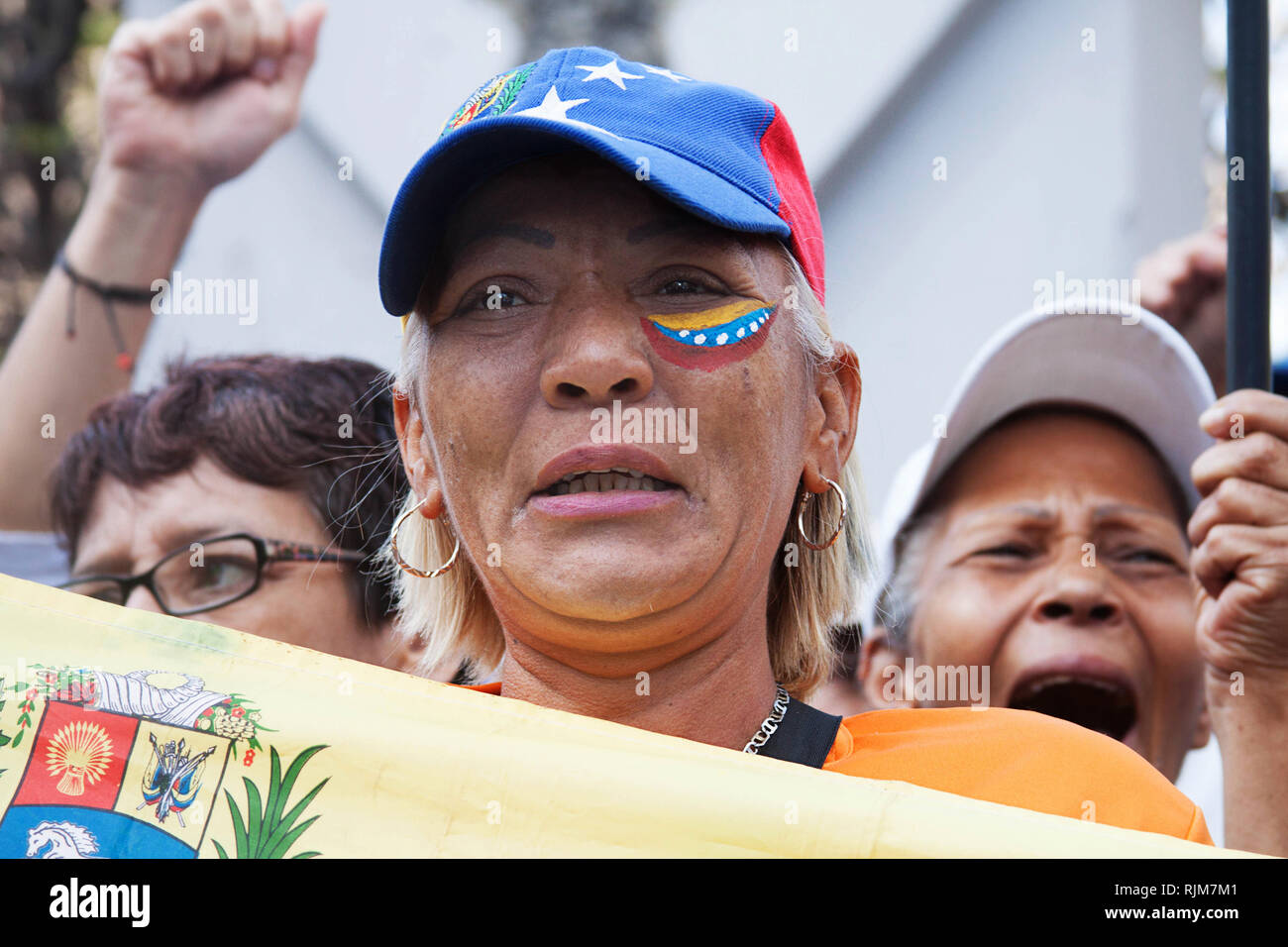 Venezolanischen Volk protestiert gegen Nicolas Maduro und Unterstützung von Interim Präsident Juan Guaidó am 2. Februar 2019 Stockfoto