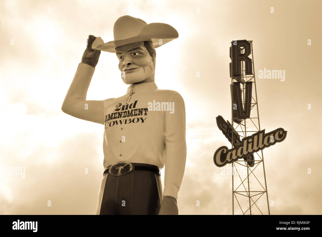 Am Straßenrand Attraktion eines riesigen Cowboyhut tragen Statue von Cowboy mit Shirt lesen" 2. Änderungsantrag Cowboy' in der Nähe von Amarillo, TX, USA Stockfoto