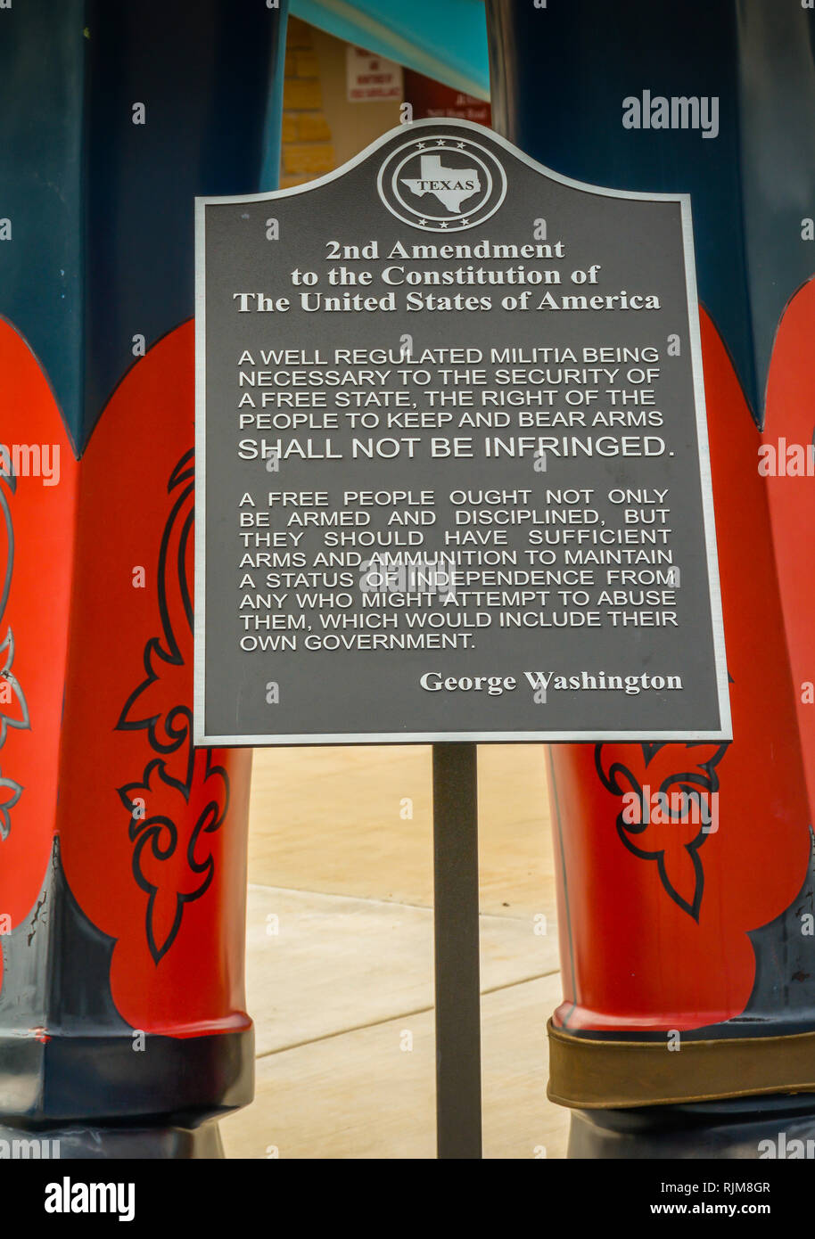 Ein strassenrand Attraktion in Texas, eine Metallplakette mit Angabe der Wordage der 2. Änderung der Verfassung, verweisen auf das Recht der Völker, Waffen zu tragen, Stockfoto