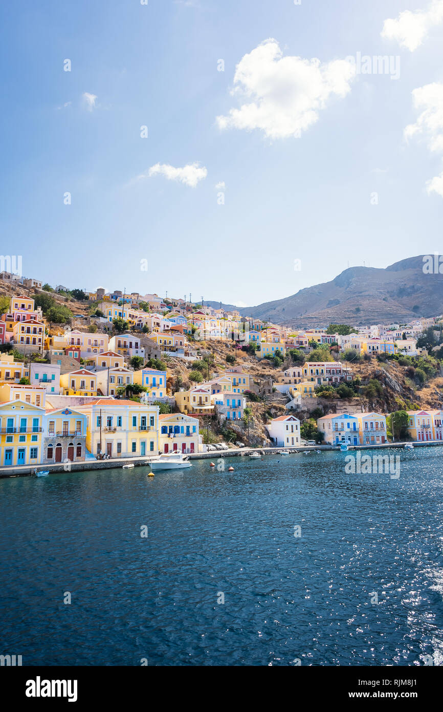 Bunte neoklassischen Häuser in der Hafenstadt Symi (Insel Symi, Griechenland) Stockfoto