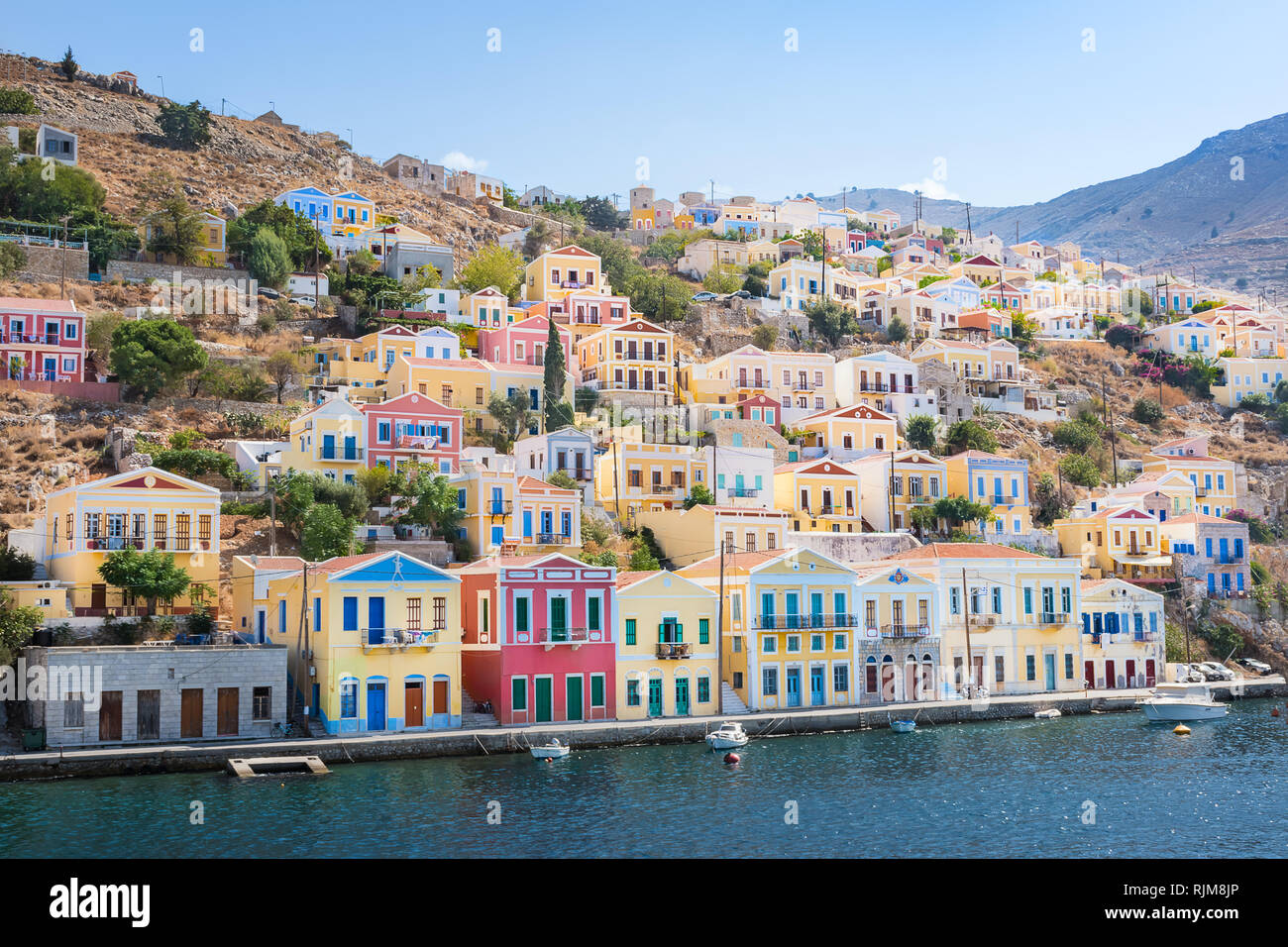 Bunte neoklassischen Häuser in der Hafenstadt Symi (Insel Symi, Griechenland) Stockfoto