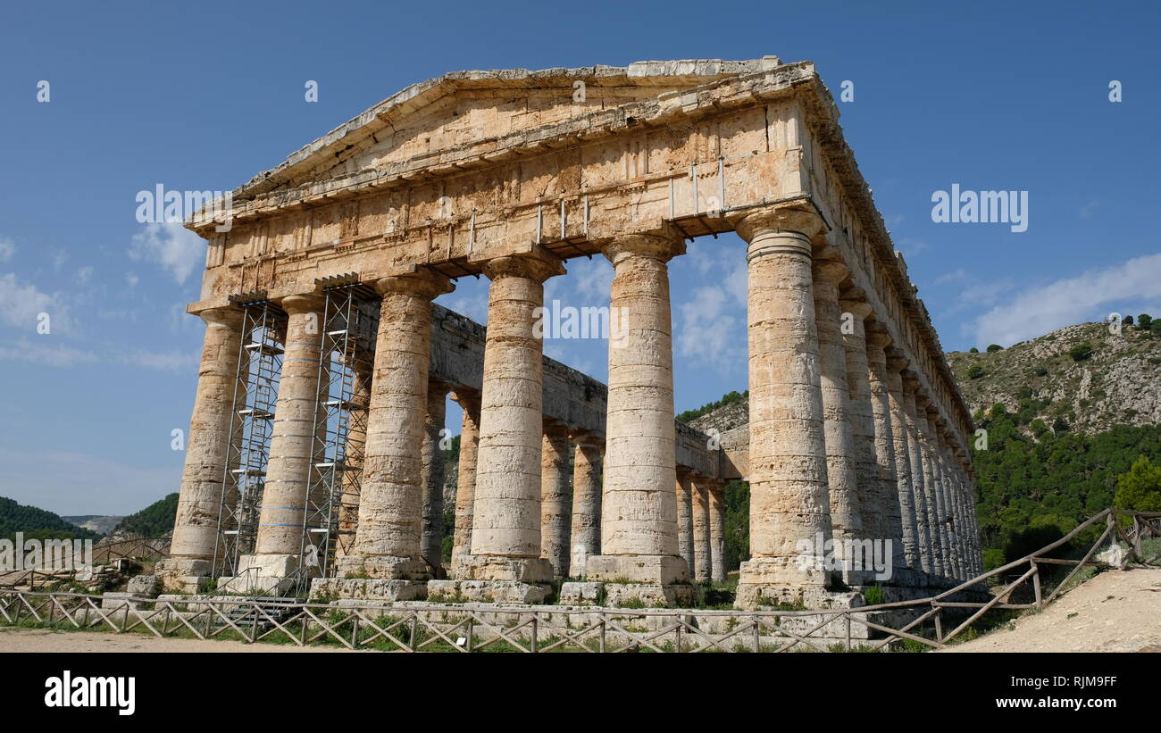 Segesta, Provinz Trapani, Sizilien. Segesta ist einer der am besten erhaltenen und schönsten der griechischen archäologischen Stätten im Mittelmeerraum. Stockfoto