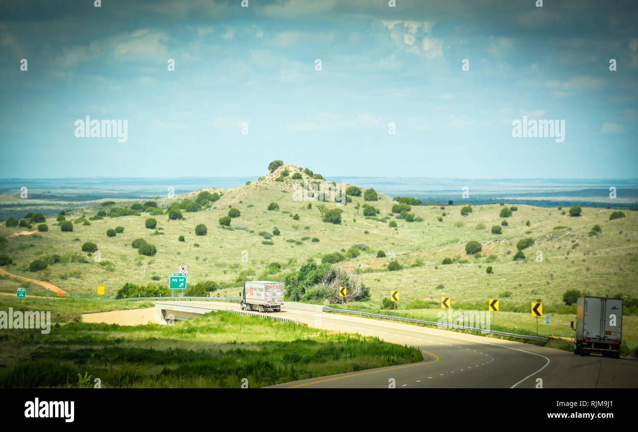 Kleine Rolling Hills entlang einer kurvigen Abfahrt auf der I-40/Route 66 Highway in Texas Stockfoto