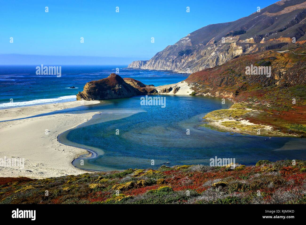 Schöne Aussicht auf den Ozean entlang des Pacific Coast Highway, Kalifornien, USA Stockfoto