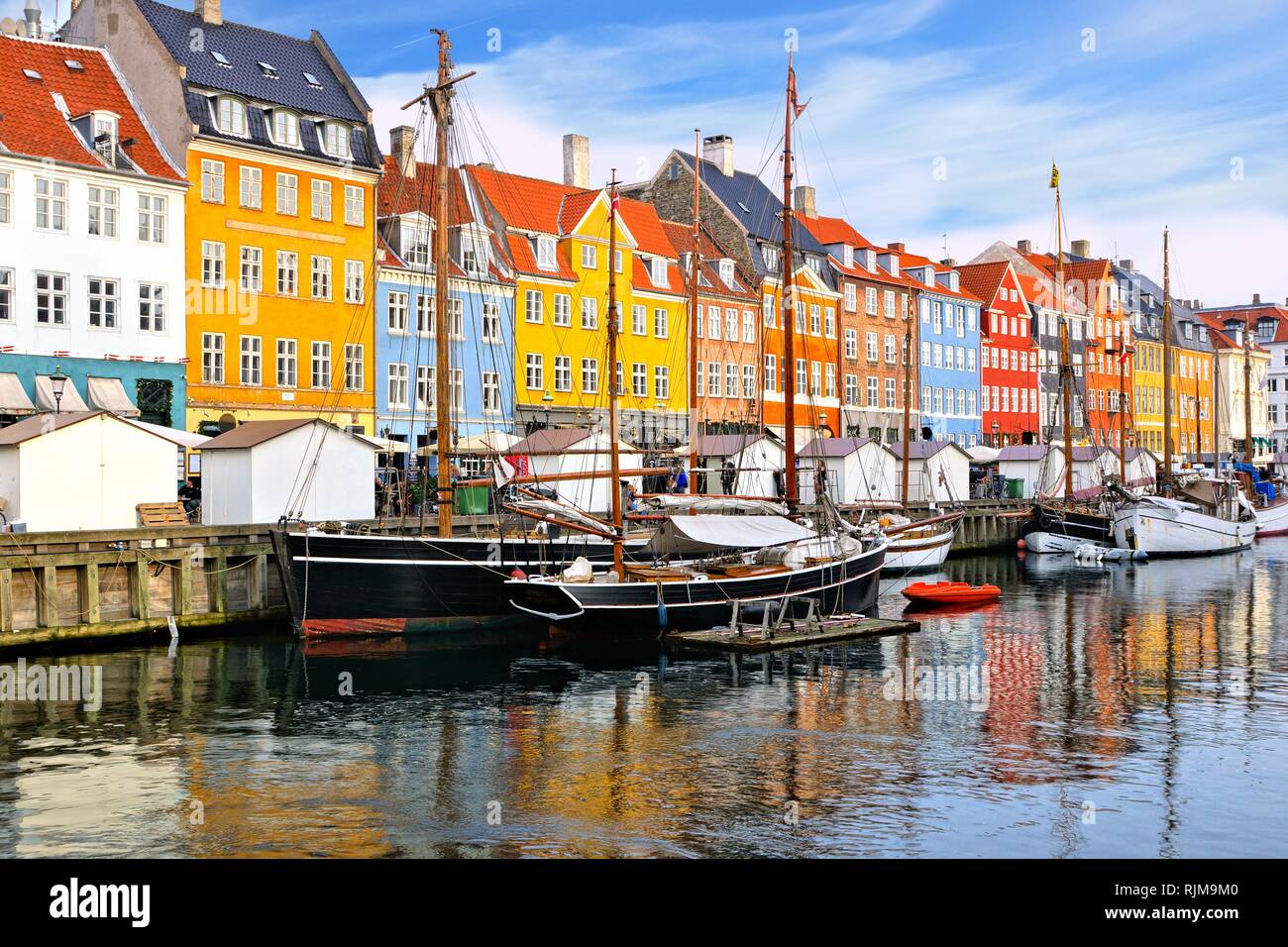 Bunte Waterfront von Gebäuden und Schiffen entlang der historischen Nyhavn-kanal, Kopenhagen, Dänemark Stockfoto