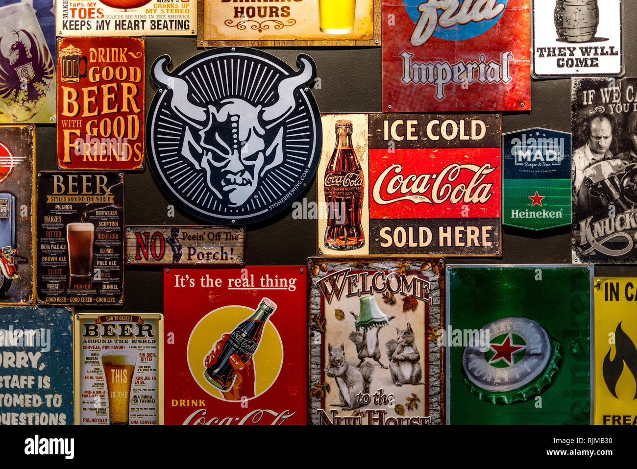Ein Foto von einer schönen Sammlung von einigen Vintage Retro Zinnmetall Zeichen, vor allem über Bier, auf die Wand von einem lokalen Restaurant in Santa Ana, Costa Rica Stockfoto