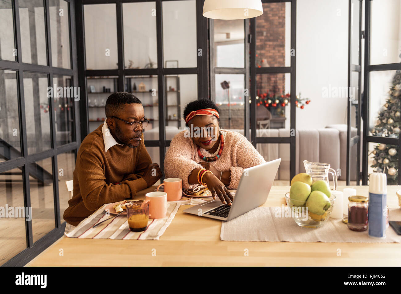 Positive gut aussehende Frau durch Drücken der Taste Stockfoto