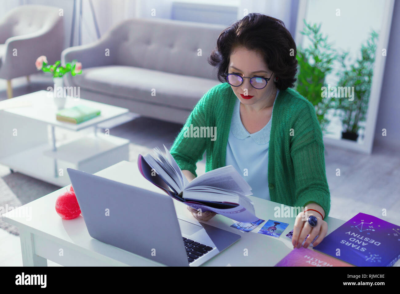 Nette gut aussehende Frau Studium besondere Literatur Stockfoto