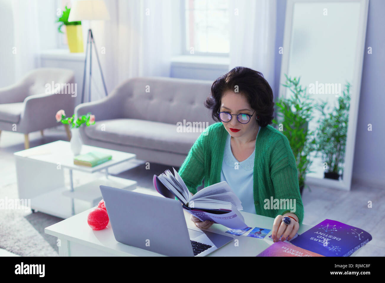 Intelligente brünette Frau, die Interesse an der Astrologie Stockfoto