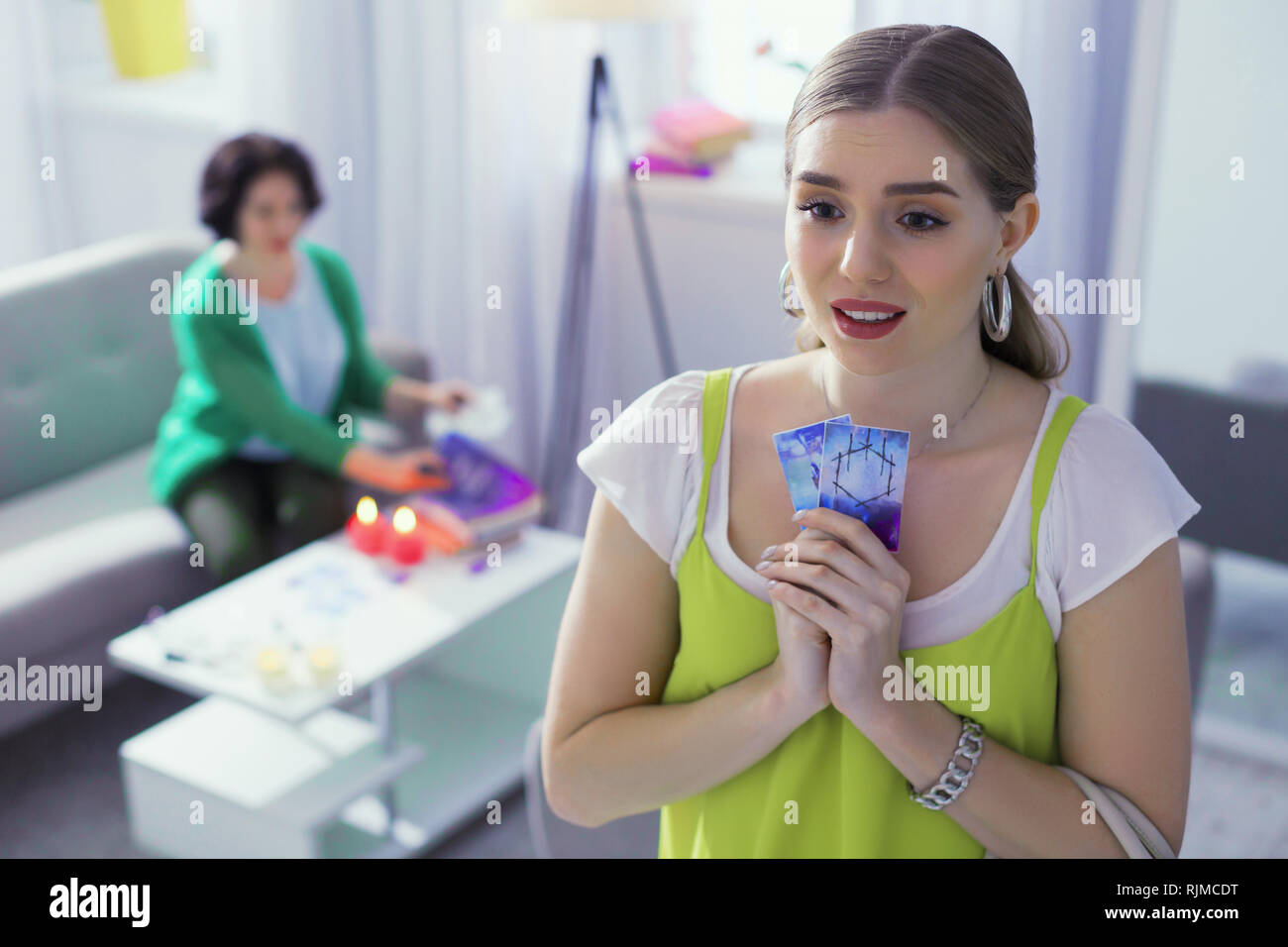 Schöne angenehme junge Frau mit tarot Karten Stockfoto