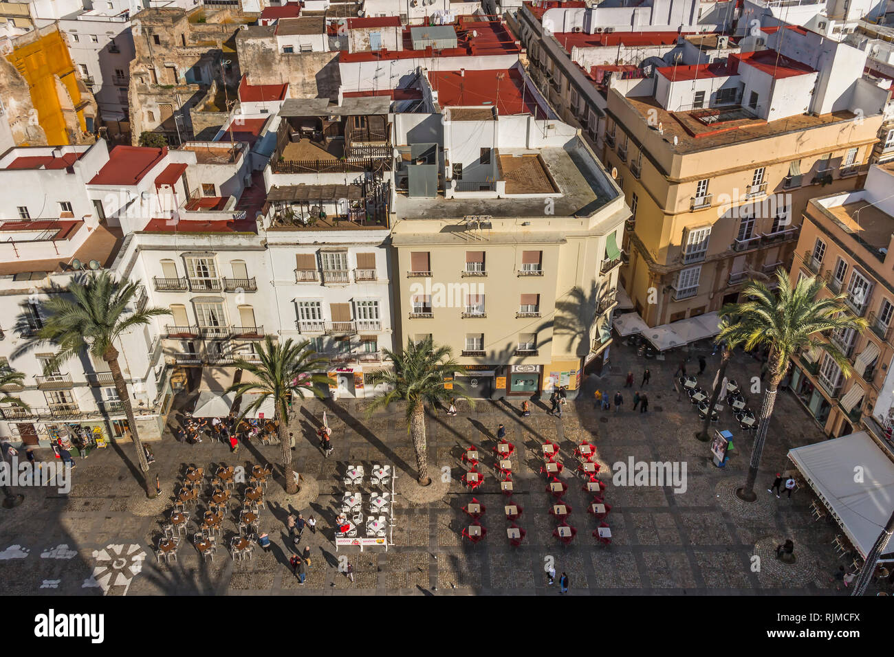 Cadiz, Spanien-Dez 2018: Luftaufnahme der Alfresco Essbereich in der Kathedrale von Cádiz Plaza Stockfoto