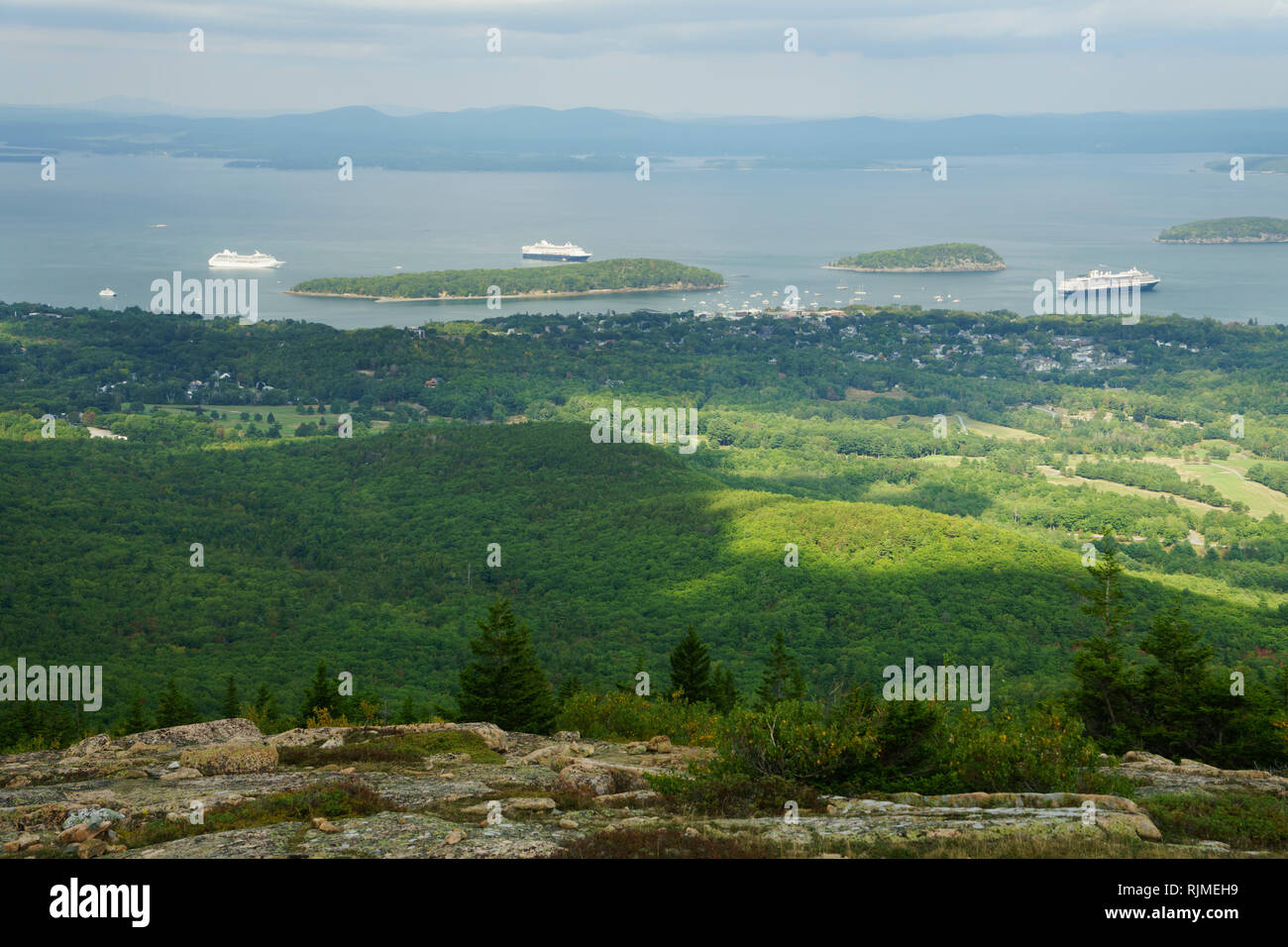 Kreuzfahrtschiffe in der Franzose Bucht, Bar Harbor, Maine, von der Oberseite des Cadillac Mountain, Acadia National Park gesehen. Stockfoto