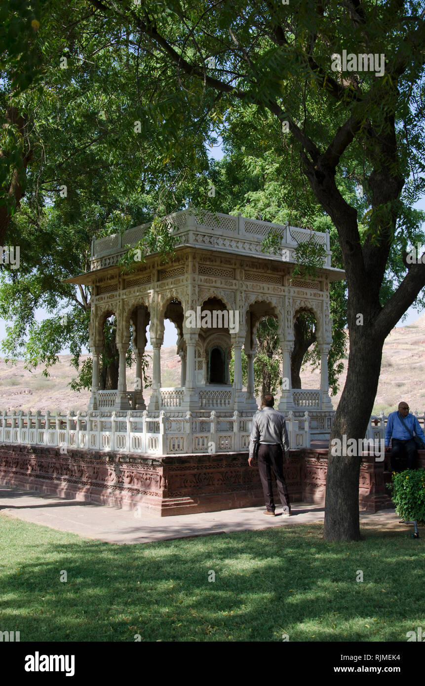 JODHPUR, Rajasthan, Indien, Touristische auf Jaswant Thada cenotap Stockfoto