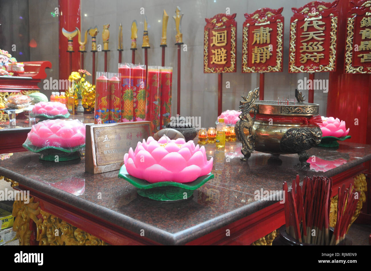 Lage in Xian Ma Tempel, zum chinesischen Neujahrsfest eingerichtet wurde. Indonesisch Chinesisch Nachkommen sind Vorbereitungen für die Feierlichkeiten zum chinesischen Neujahrsfest Stockfoto