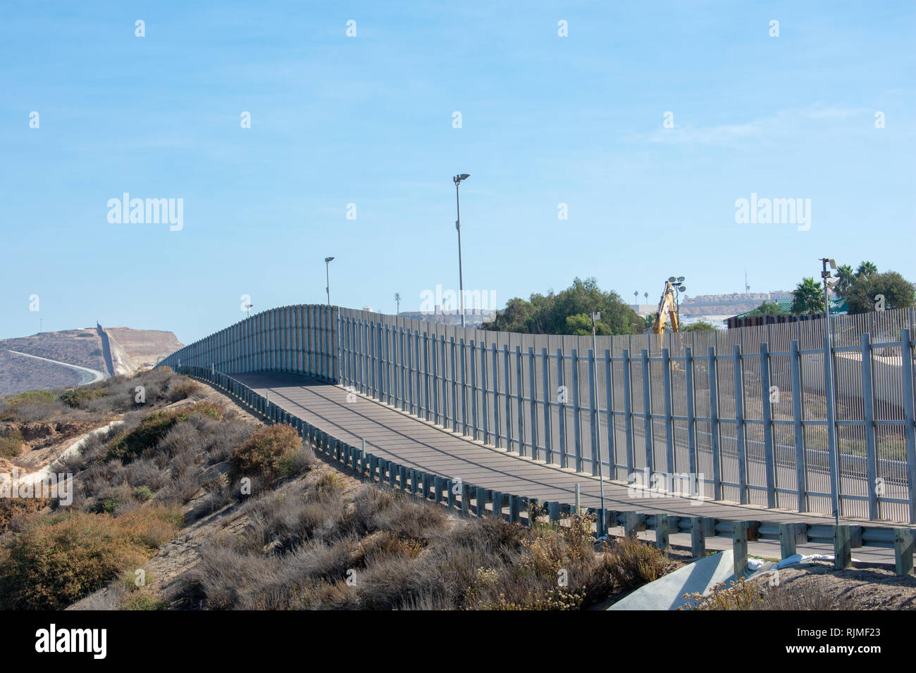 Die gesicherten Grenzzaun und Straße für United States Border Patrol Fahrzeuge auf dem US-Mexiko internationale Grenze Stockfoto