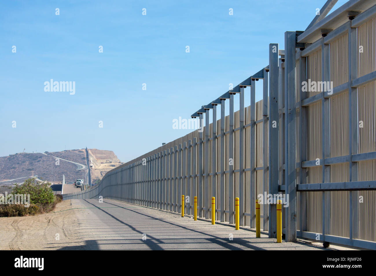 Die grenzmauer auf die Vereinigten Staaten und Mexiko internationale Grenze in der Nähe von San Diego in Kalifornien unter blauem Himmel Stockfoto