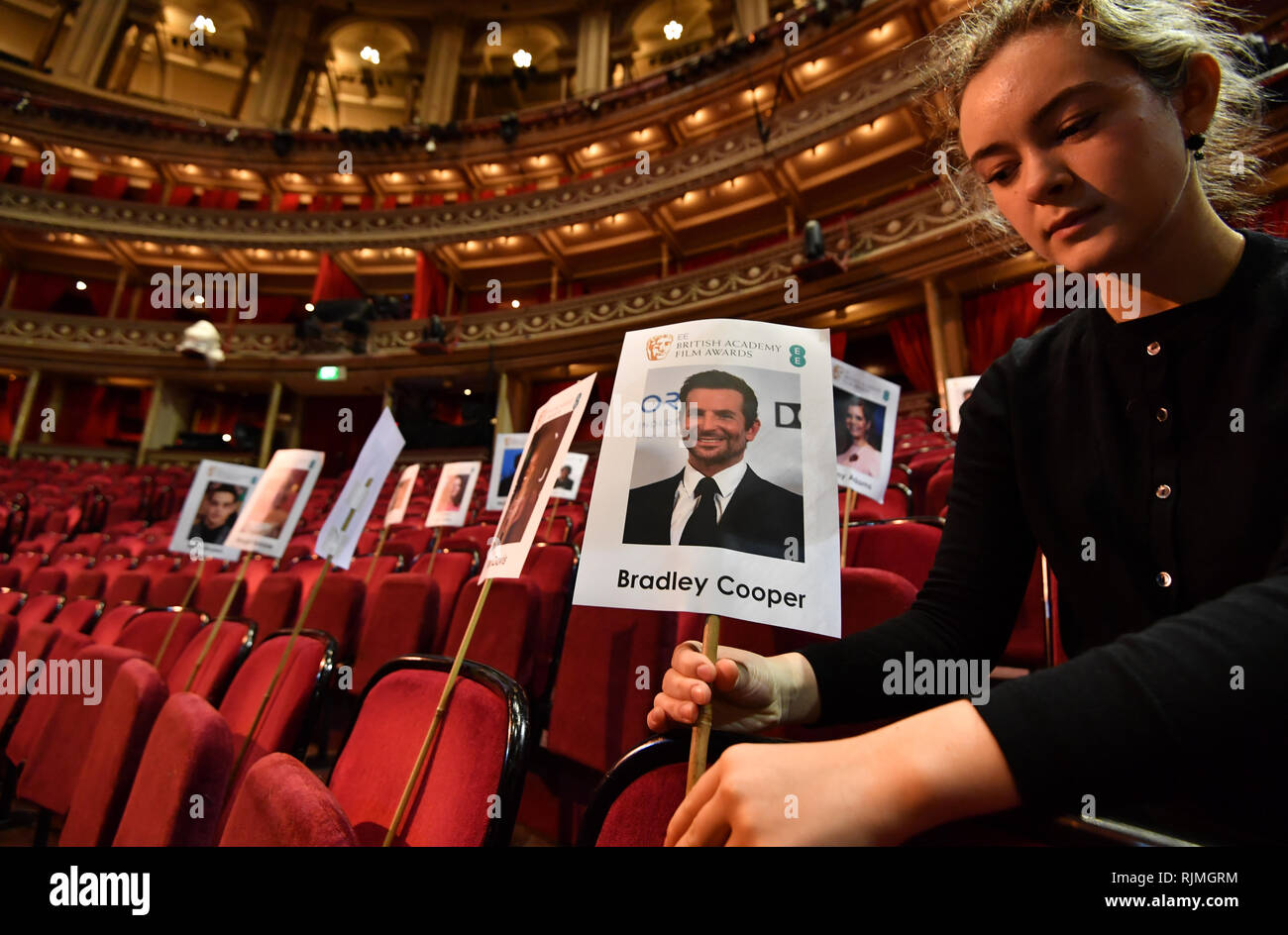 Köpfe ein Mitarbeiter benutzt' auf Sticks'Kamera blockieren in der Royal Albert Hall, London zu prüfen, vor der EE British Academy Film Awards am Sonntag, den 10. Februar. Stockfoto