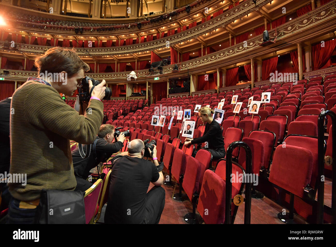 Ein Mitarbeiter ist, wie sie verwendet 'Köpfe auf Sticks'Kamera blockieren in der Royal Albert Hall, London zu prüfen, vor der EE British Academy Film Awards am Sonntag, den 10. Februar fotografiert. Stockfoto