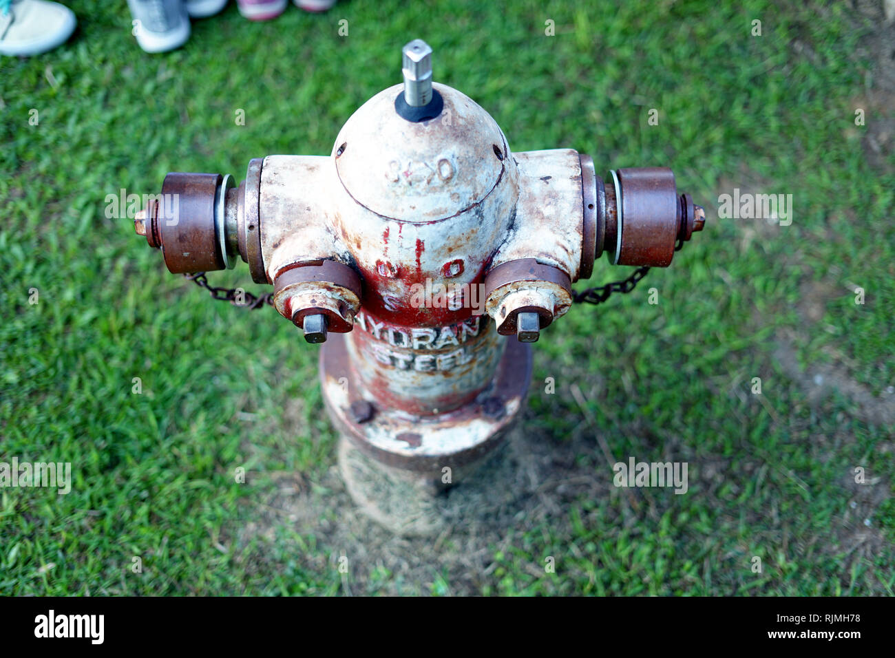 Alte Red Fire hydran außerhalb von Gebäude Stockfoto