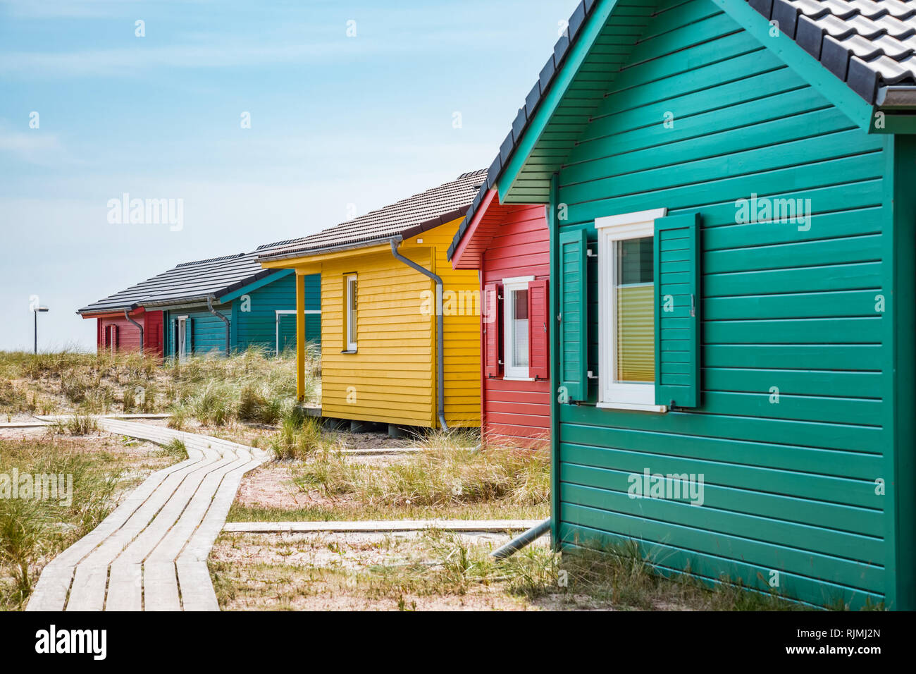 Bunte Holzhauser Mit Fensterladen Am Strand Stockfotografie Alamy