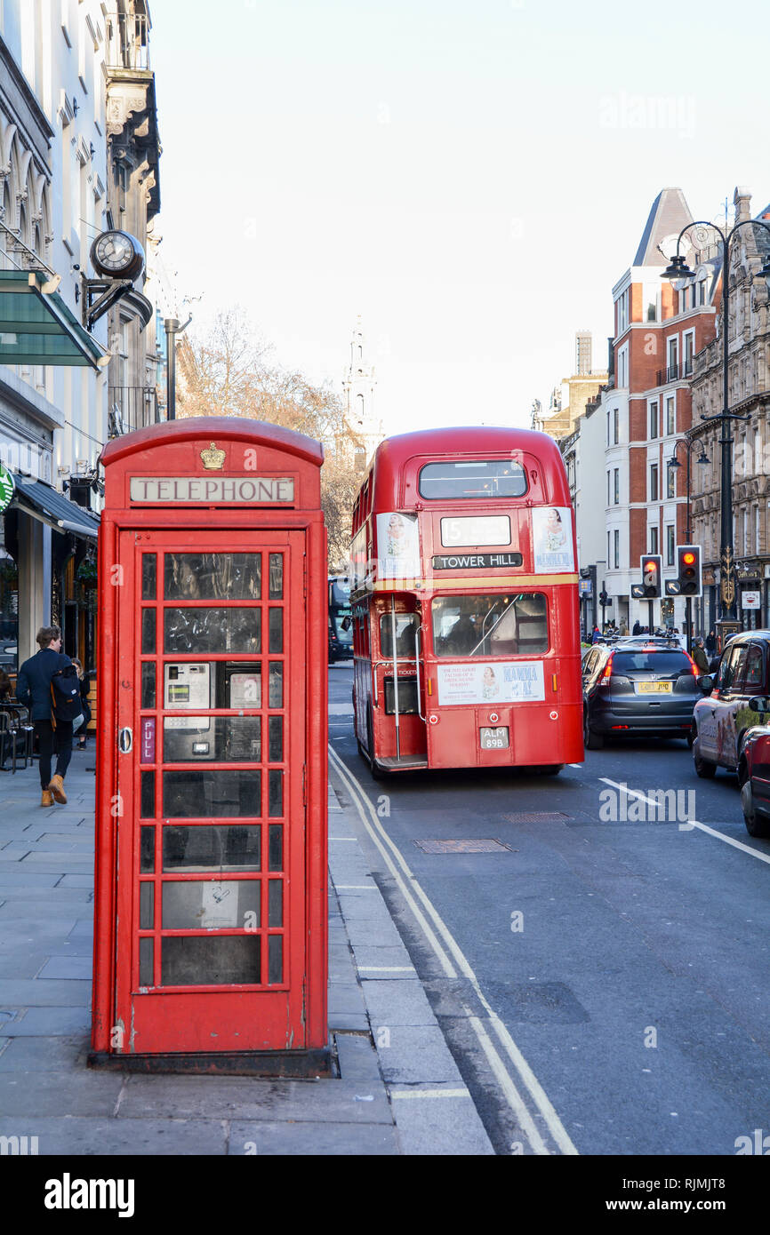 Eine ikonische rote Telefonzelle und ein "routemaster" Londoner Doppeldeckerbus auf Erbe Route 15 auf der Faser im Londoner West End. Stockfoto